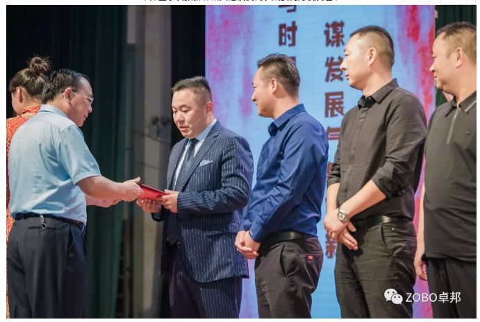 卓邦董事長(zhǎng)張新峰應(yīng)邀出席漯河職業(yè)技術(shù)學(xué)院辦學(xué)20周年校慶大會(huì) 卓邦董事長(zhǎng)張新峰應(yīng)邀出席漯河職業(yè)技術(shù)學(xué)院辦學(xué)20周年校慶大會(huì)