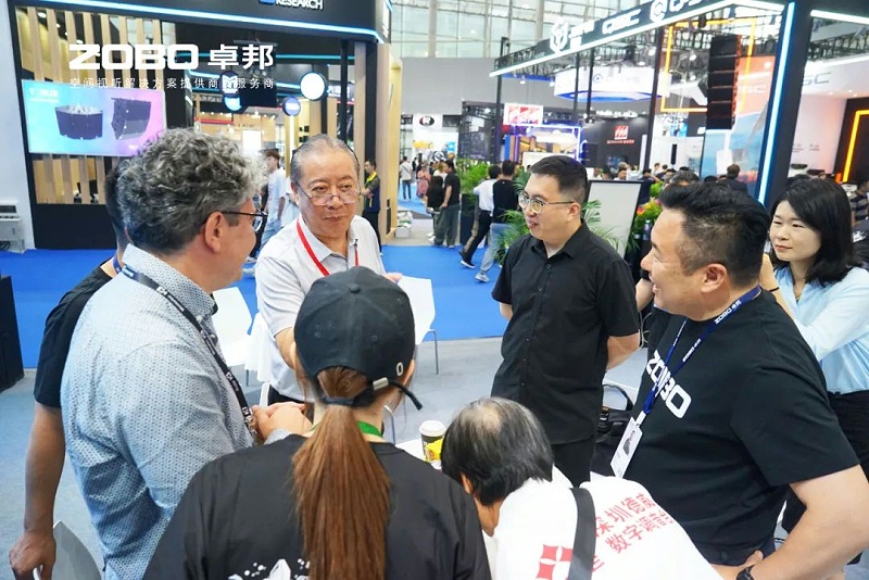 3 ZOBO卓邦在本次廣州展會(huì)已如火如荼進(jìn)行到第3天，雖說是臨近尾期，但無論從展臺(tái)內(nèi)氛圍還是現(xiàn)場(chǎng)人流對(duì)比前兩日現(xiàn)場(chǎng)氣氛，依然是活力滿滿，專業(yè)觀眾和買家依舊絡(luò)繹不絕! 展會(huì)現(xiàn)場(chǎng) 第三天的ZOBO卓邦展位現(xiàn)場(chǎng)，依然高朋滿座、人氣爆棚。展會(huì)期間吸引了眾多觀眾朋友們前來觀摩、詢問，參展團(tuán)隊(duì)成員們始終熱情接待，每一次溝通都傾盡全力，每一次服務(wù)都認(rèn)真對(duì)待，只為客戶安心。 現(xiàn)場(chǎng) · 交流 展會(huì)現(xiàn)場(chǎng)，ZOBO卓邦的展位人潮涌動(dòng)，參觀者絡(luò)繹不絕。公司展示了多款新研發(fā)的音響產(chǎn)品，其中不乏行業(yè)內(nèi)的創(chuàng)新之作。這些產(chǎn)品不僅在技術(shù)上領(lǐng)先，更在設(shè)計(jì)和應(yīng)用上展現(xiàn)出了ZOBO卓邦對(duì)市場(chǎng)的敏銳洞察力和對(duì)用戶需求的深刻理解。 卓邦展臺(tái)的人氣爆棚，無數(shù)觀眾駐足觀看，咨詢不斷。參展首日盛況，相信大家已經(jīng)感受到，卓邦為大家?guī)碇匕醍a(chǎn)品及服務(wù)亮相本次展會(huì)。 技術(shù) · 講解 ZOBO卓邦在展會(huì)期間，不僅提供了專業(yè)的技術(shù)講解和產(chǎn)品演示，還積極回答用戶的問題，解決用戶的疑慮。這種周到、細(xì)致的服務(wù)，讓用戶在感受到公司技術(shù)實(shí)力的同時(shí)，也體驗(yàn)到了公司真誠的服務(wù)態(tài)度。 ZOBO卓邦的展位依然熱鬧非凡。公司的技術(shù)人員和銷售人員熱情地向參觀者介紹產(chǎn)品的特點(diǎn)和優(yōu)勢(shì)，解答他們的疑問和困惑。許多參觀者都對(duì)ZOBO卓邦的產(chǎn)品表示了濃厚的興趣，并紛紛表示希望與公司建立合作關(guān)系，共同開拓市場(chǎng)。這不僅是對(duì)公司技術(shù)實(shí)力的認(rèn)可，更是對(duì)公司服務(wù)品質(zhì)的肯定。 聚焦 · 產(chǎn)品 此次展會(huì)的成功舉辦，不僅進(jìn)一步鞏固了ZOBO卓邦在音視頻行業(yè)的地位，也為公司未來的發(fā)展奠定了堅(jiān)實(shí)的基礎(chǔ)。未來，ZOBO卓邦將繼續(xù)秉承“以技術(shù)贏市場(chǎng)，以服務(wù)樹口碑”的經(jīng)營理念，不斷提升技術(shù)實(shí)力和服務(wù)品質(zhì)，為用戶提供更加優(yōu)質(zhì)的產(chǎn)品和服務(wù)。同時(shí)，公司也將積極參與行業(yè)內(nèi)的交流和合作，推動(dòng)整個(gè)行業(yè)的發(fā)展和進(jìn)步。 展會(huì)期間，公司展示了多款新技術(shù)產(chǎn)品，這些產(chǎn)品不僅在設(shè)計(jì)上獨(dú)具匠心，更在性能上實(shí)現(xiàn)了重大突破。這些創(chuàng)新技術(shù)的應(yīng)用，不僅提升了產(chǎn)品的競(jìng)爭(zhēng)力，也為用戶帶來了更好的使用體驗(yàn)。